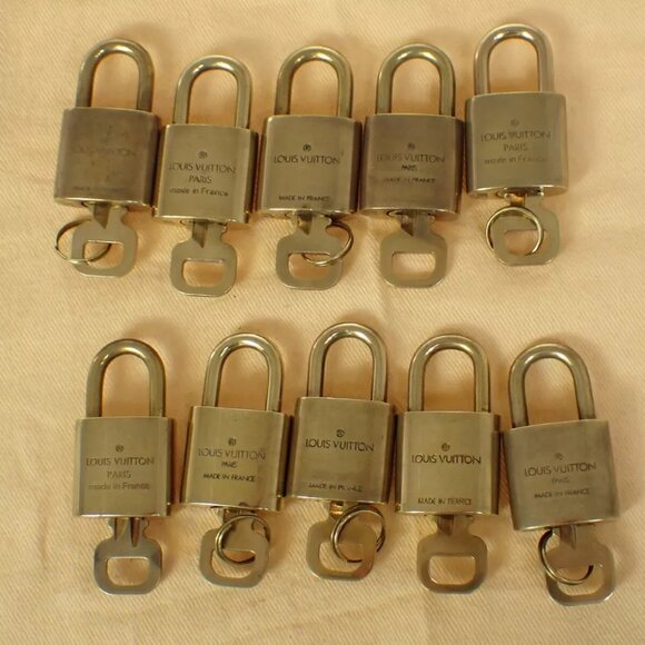authenticity guaranteed LOUIS VUITTON LV 10 SET PADLOCK KEY BAG CHARM - Picture 2 of 4